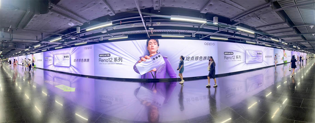 上海陆家嘴地铁站内通道LED巨幕